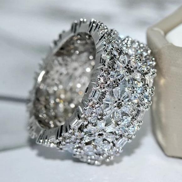 18 CT 925 STERLING SILVER DIAMOND RING, CUTE RING, SHINY RING. - Picture 5 of 6